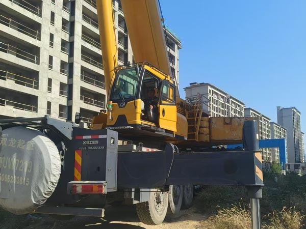 雙龍吊車租賃施工現(xiàn)場
